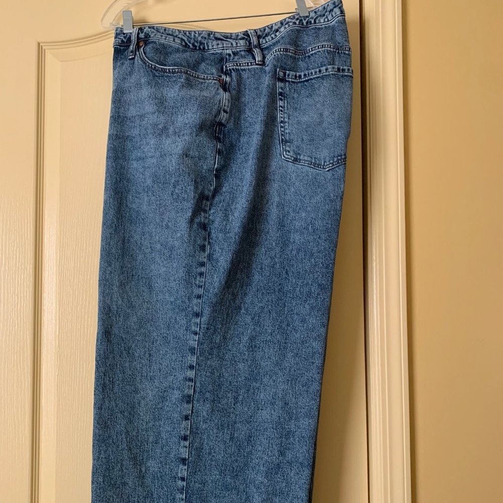 Lane Bryant Signature Fit Mid Rise Wide Legged Light Jeans (size 28)